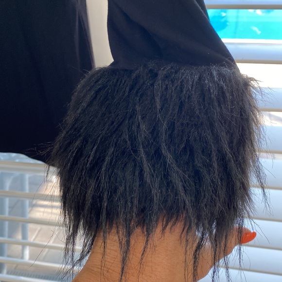 Vince Camuto black knit long sleeve tee with faux fur trim at cuffs - Picture 6 of 10